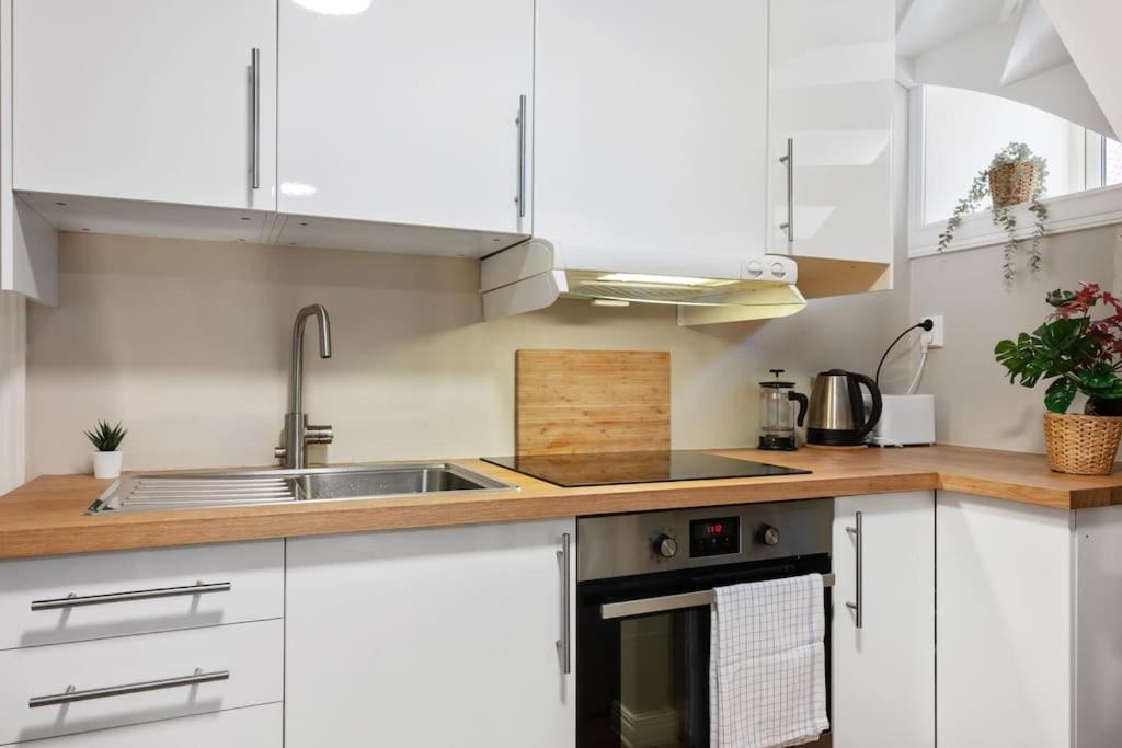 New! Modern City Apt: Central W/ Private Entrence Bergen Exterior photo